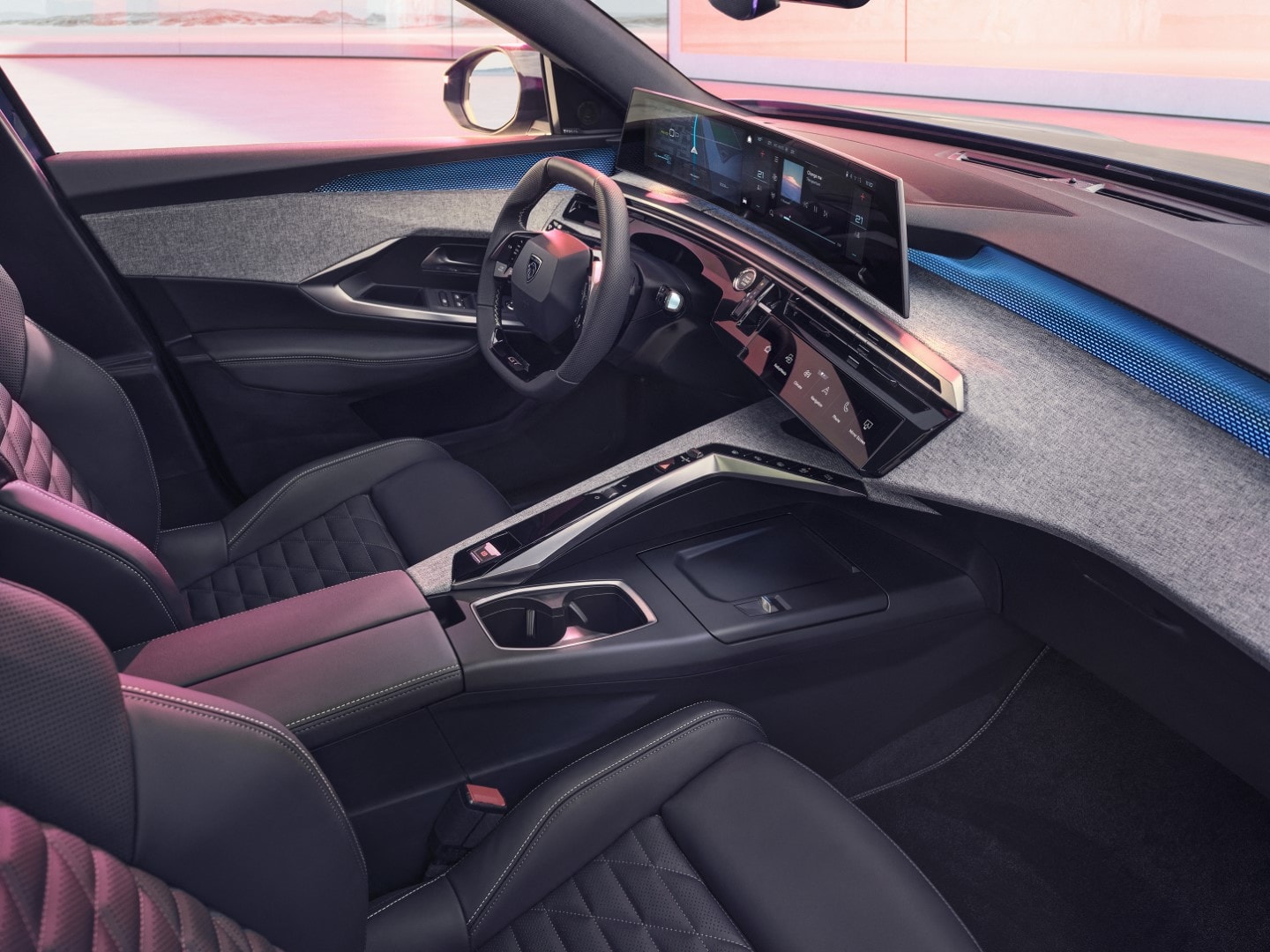 Vista completa del habitáculo con énfasis en diseño y confort.