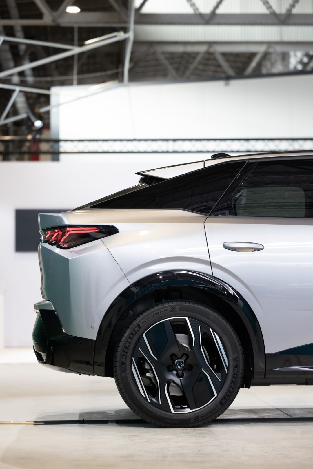 Detalle de la llanta del Peugeot 3008, combinando estilo y aerodinámica.