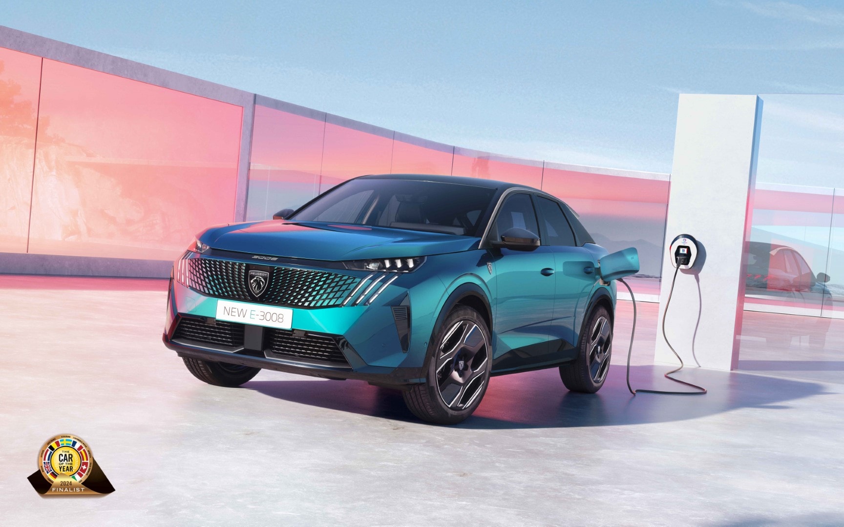 Imagen promocional del Peugeot 3008 eléctrico conectado a una estación de carga.