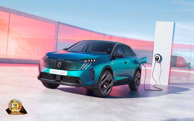 El Peugeot 3008 eléctrico cargando con un moderno punto de recarga. El Peugeot 3008 eléctrico cargando con un moderno punto de recarga.