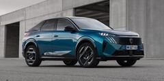 Vista lateral del Peugeot 3008 eléctrico con su diseño moderno y dinámico. Vista lateral del Peugeot 3008 eléctrico con su diseño moderno y dinámico.