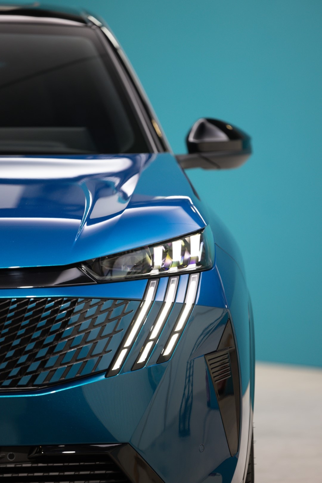 Detalle de la luz diurna y la parte frontal del Peugeot 3008.