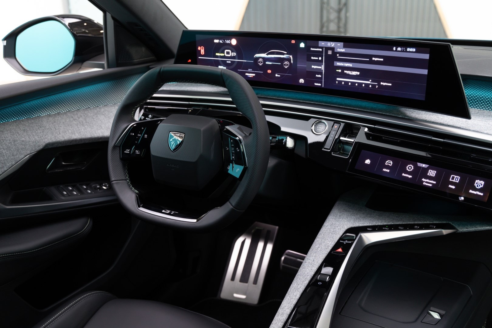 Vista del puesto de conducción con volante y pantalla táctil vanguardista.