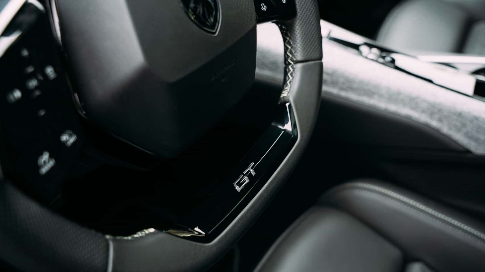 Perspectiva frontal del Peugeot 3008 Híbrido, resaltando su parrilla audaz.