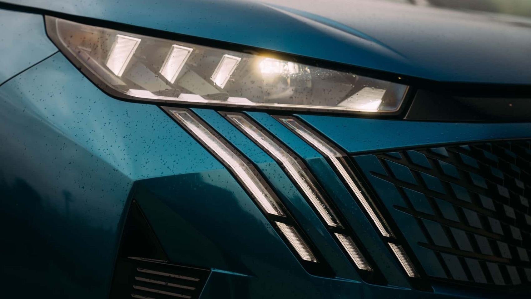 Primer plano del logo y parrilla del Peugeot 3008 Híbrido.