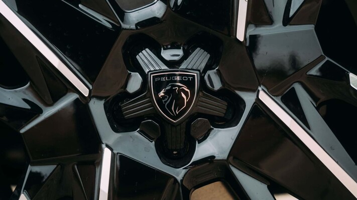 Detalle de los faros del Peugeot 3008 Híbrido, resaltando su diseño moderno. Detalle de los faros del Peugeot 3008 Híbrido, resaltando su diseño moderno.