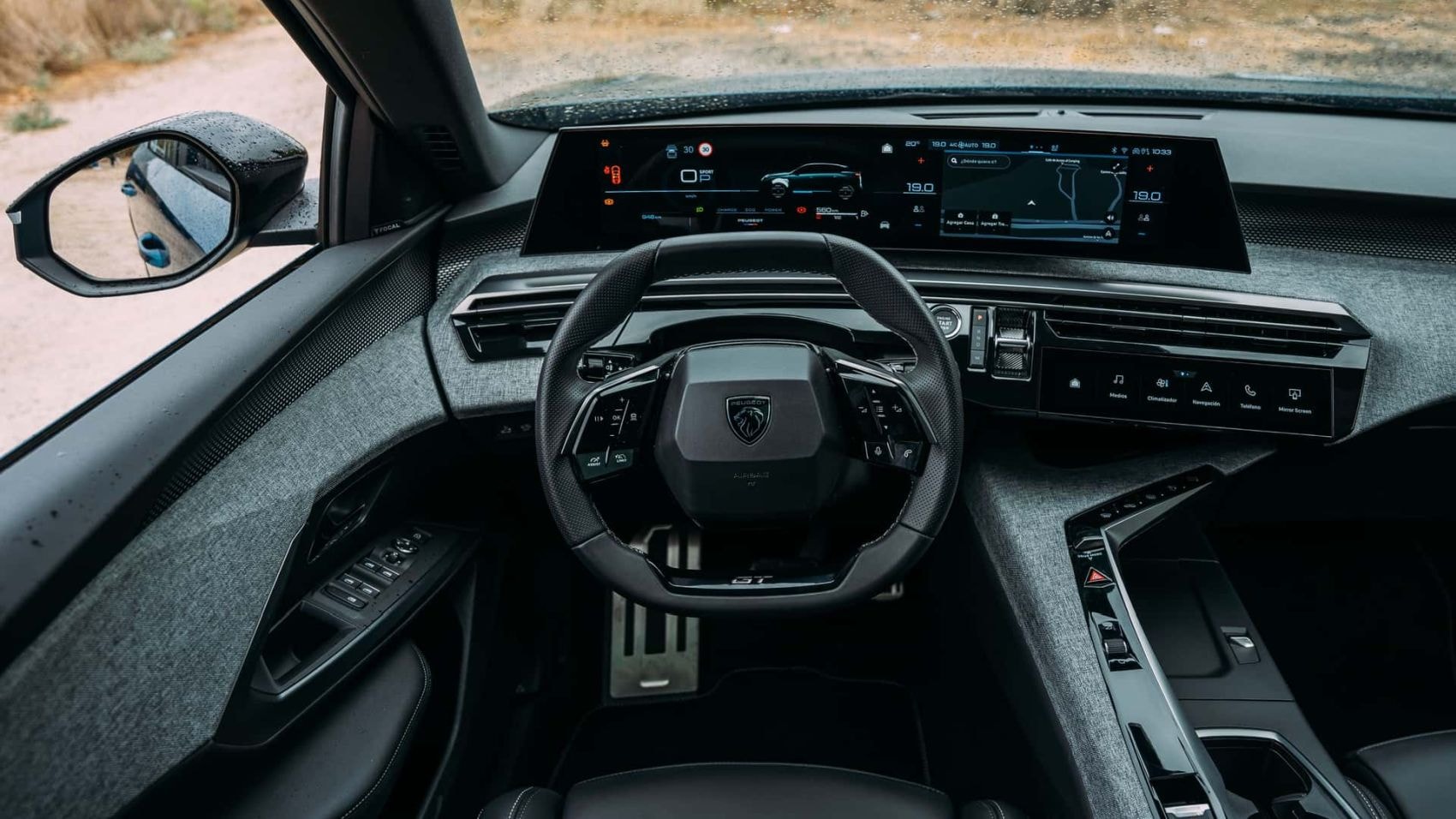 Imagen del interior del Peugeot 3008 Híbrido, con pantalla digital y volante moderno.