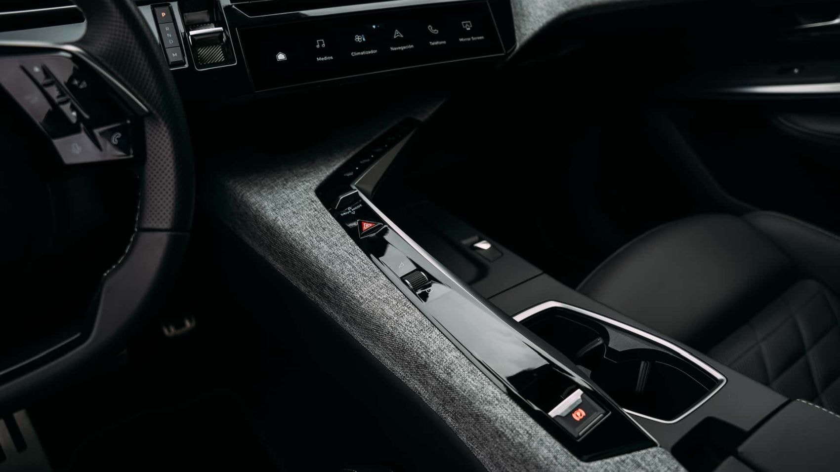 Vista del interior del Peugeot 3008 Híbrido, enfocándose en la consola central y la pantalla.