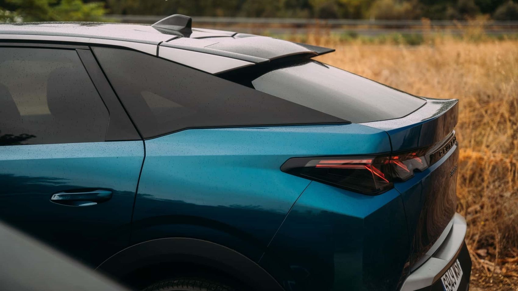 Vista lateral del Peugeot 3008 Híbrido mostrando su diseño elegante.