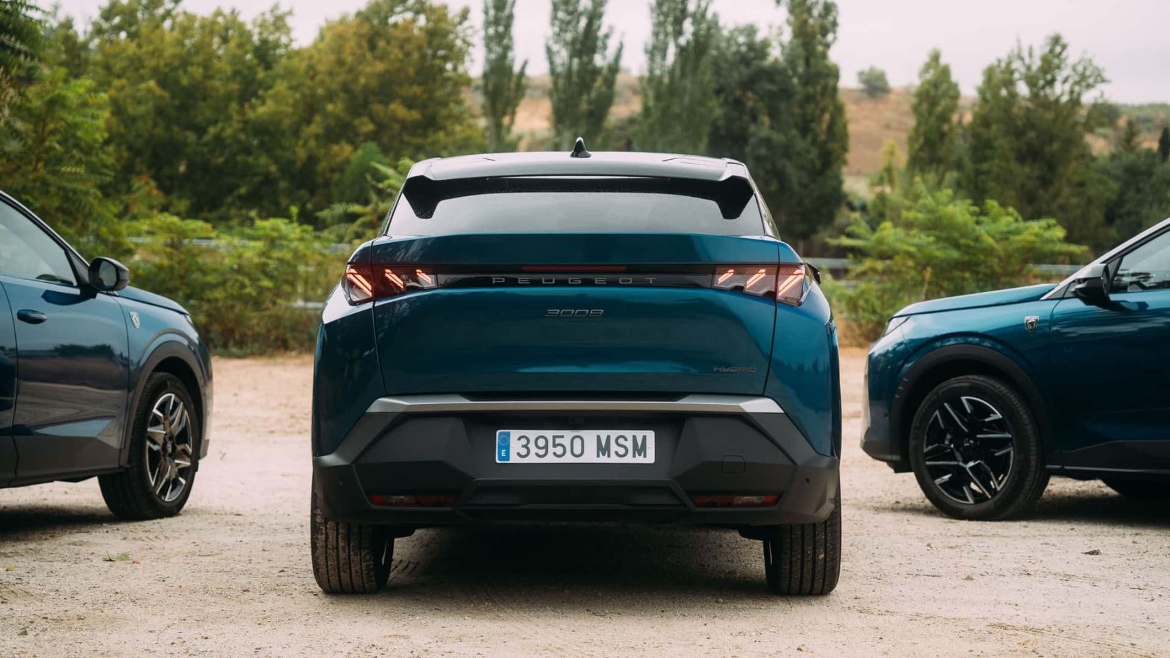 Cerca del logo y modelo del Peugeot 3008 Híbrido en la parte trasera.