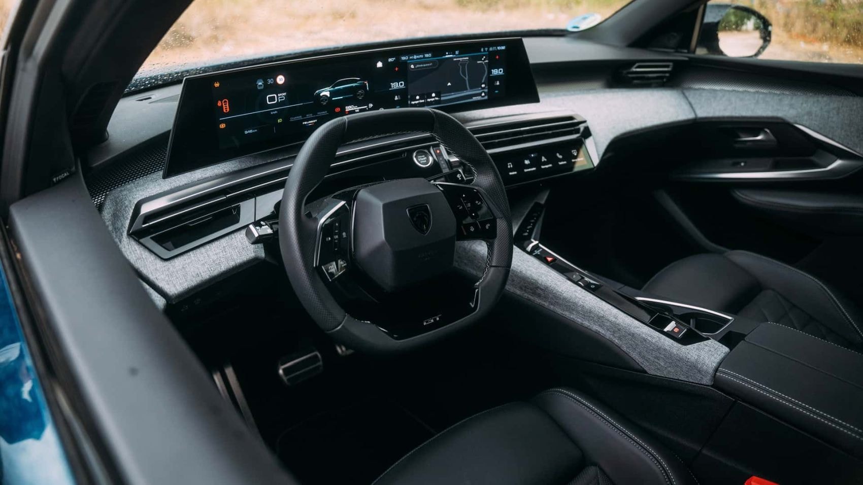 Vista trasera del Peugeot 3008 Híbrido, destacando su diseño moderno.