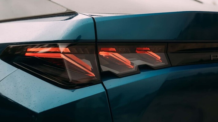 Perspectiva trasera del Peugeot 3008 Híbrido con un diseño impactante. Perspectiva trasera del Peugeot 3008 Híbrido con un diseño impactante.