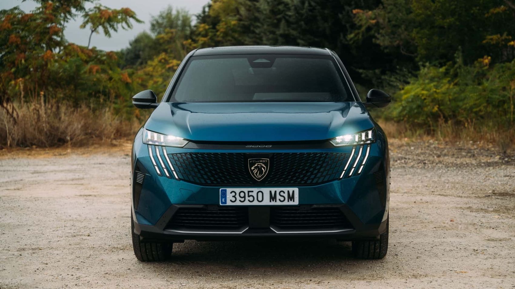 Vista trasera completa del Peugeot 3008 Híbrido en un entorno natural.