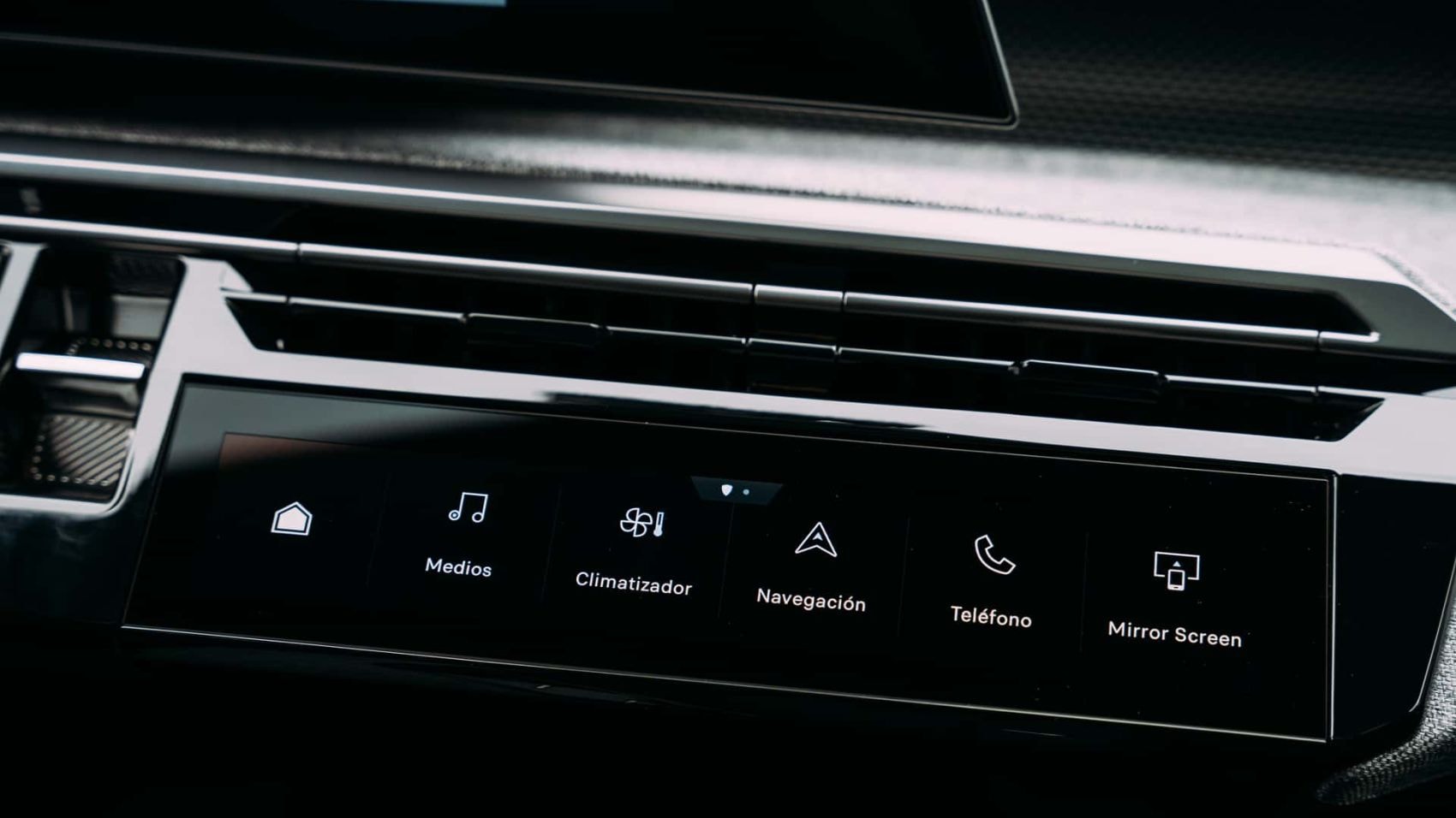 Primer plano del volante del Peugeot 3008 Híbrido, con diseño ergonómico y sofisticado.