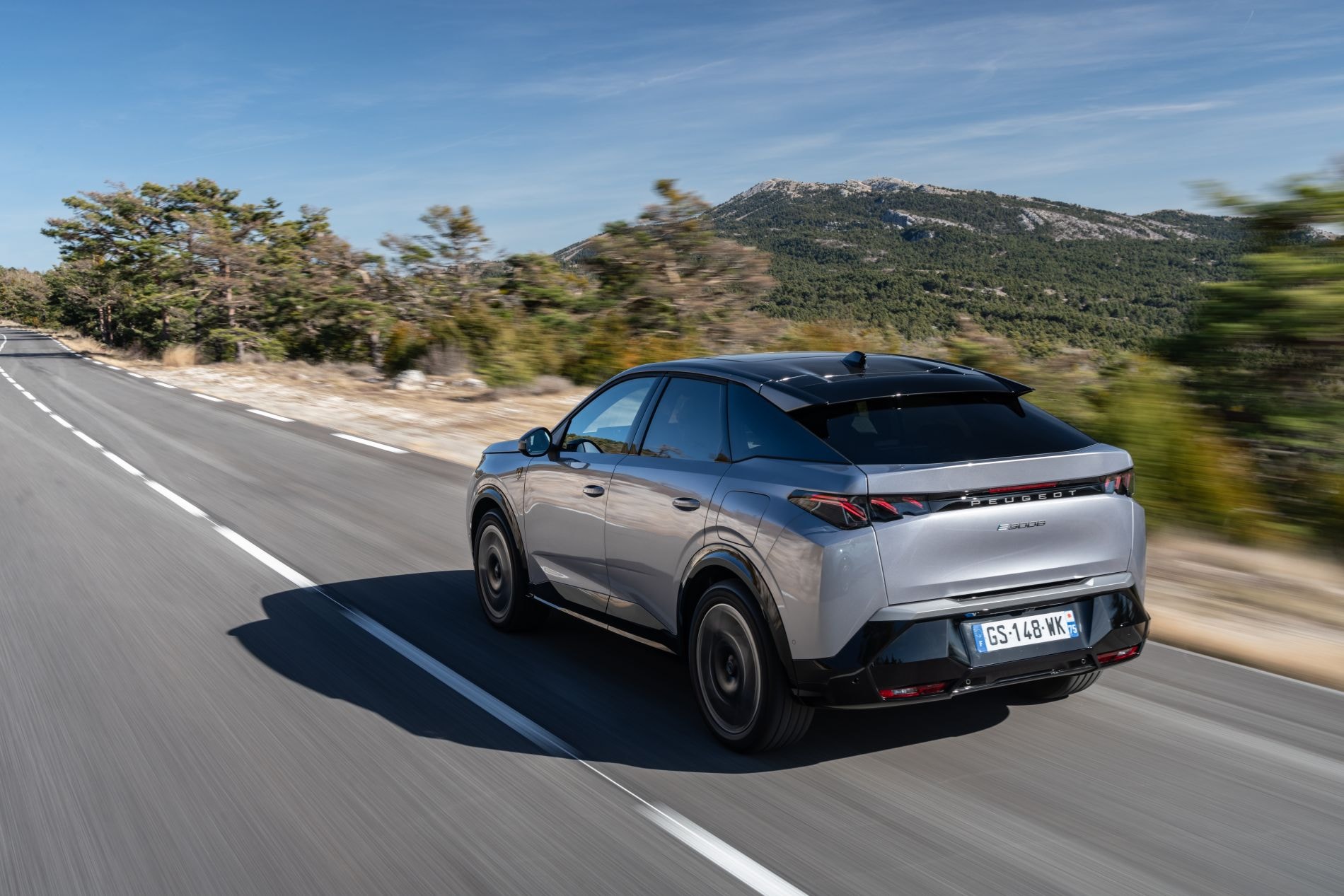 Peugeot 3008 en un paisaje montañoso, mostrando su robustez.