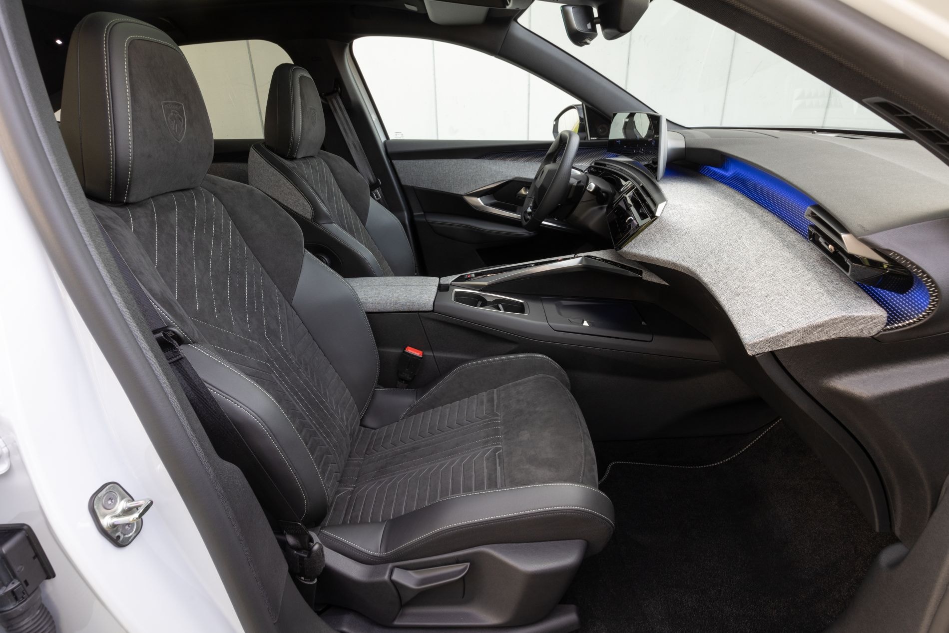 Perspectiva frontal del Peugeot 3008, destacando su parrilla distintiva.