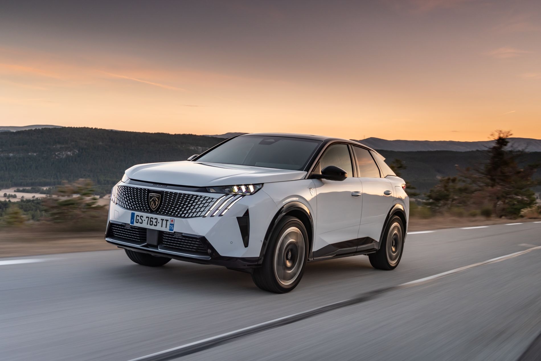 El Peugeot 3008 se presenta con un diseño audaz y moderno, destacando en cualquier carretera.