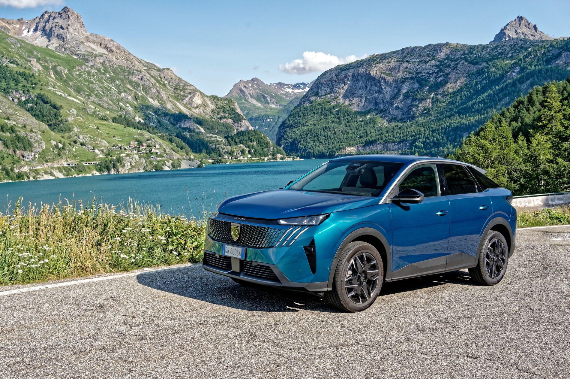 Vista frontal del Peugeot 3008, destacando su diseño elegante.