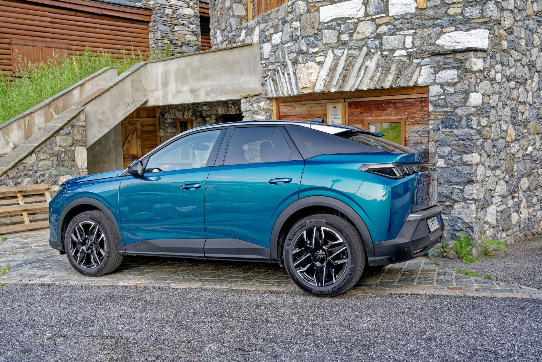 Perfil lateral del Peugeot 3008, mostrando su robustez y estilo.