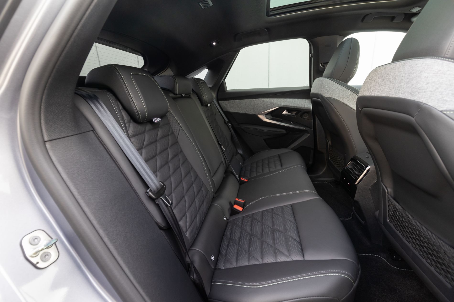 Vista lateral del Peugeot 3008, resaltando su perfil aerodinámico.