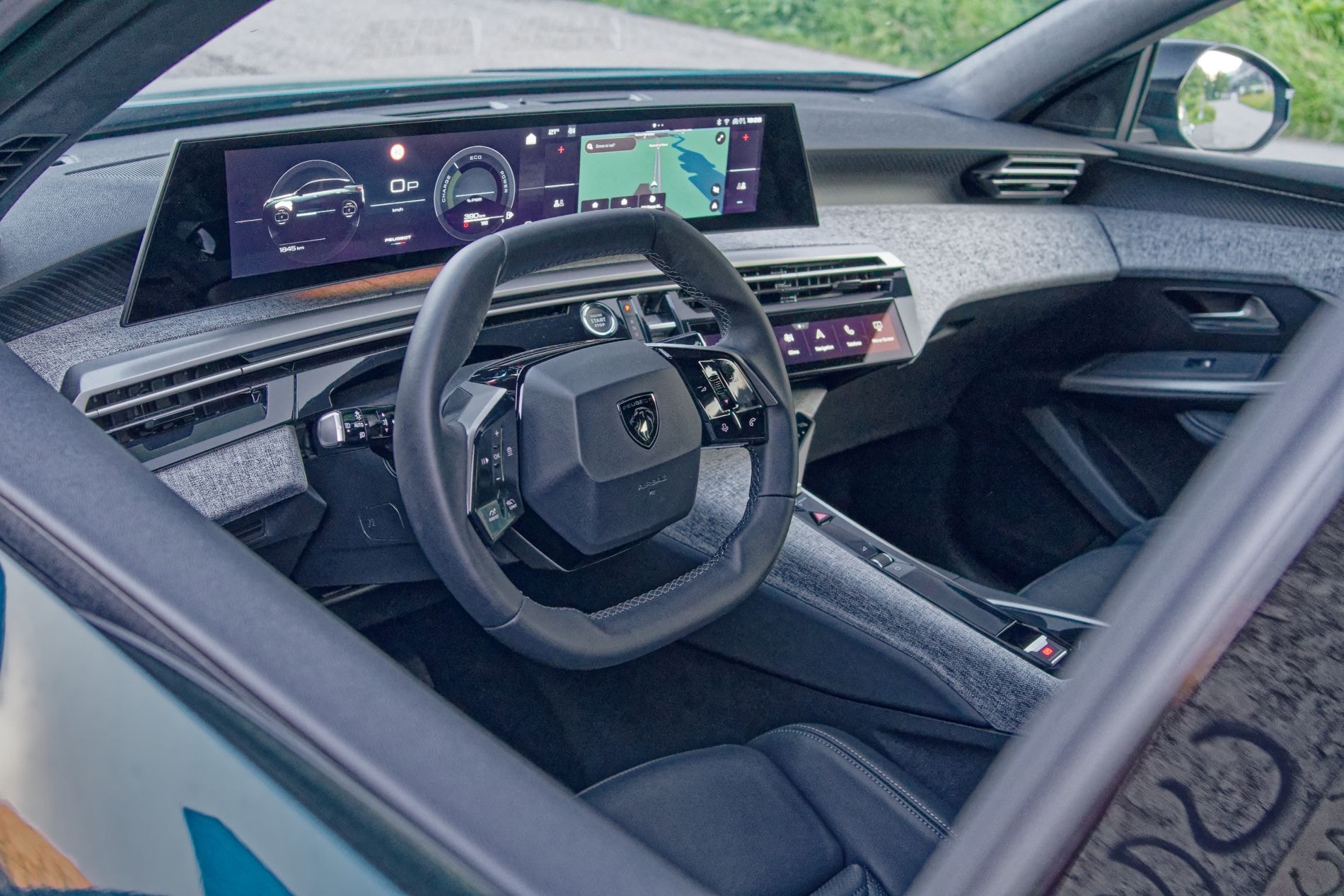 Vista trasera del Peugeot 3008, con líneas aerodinámicas.