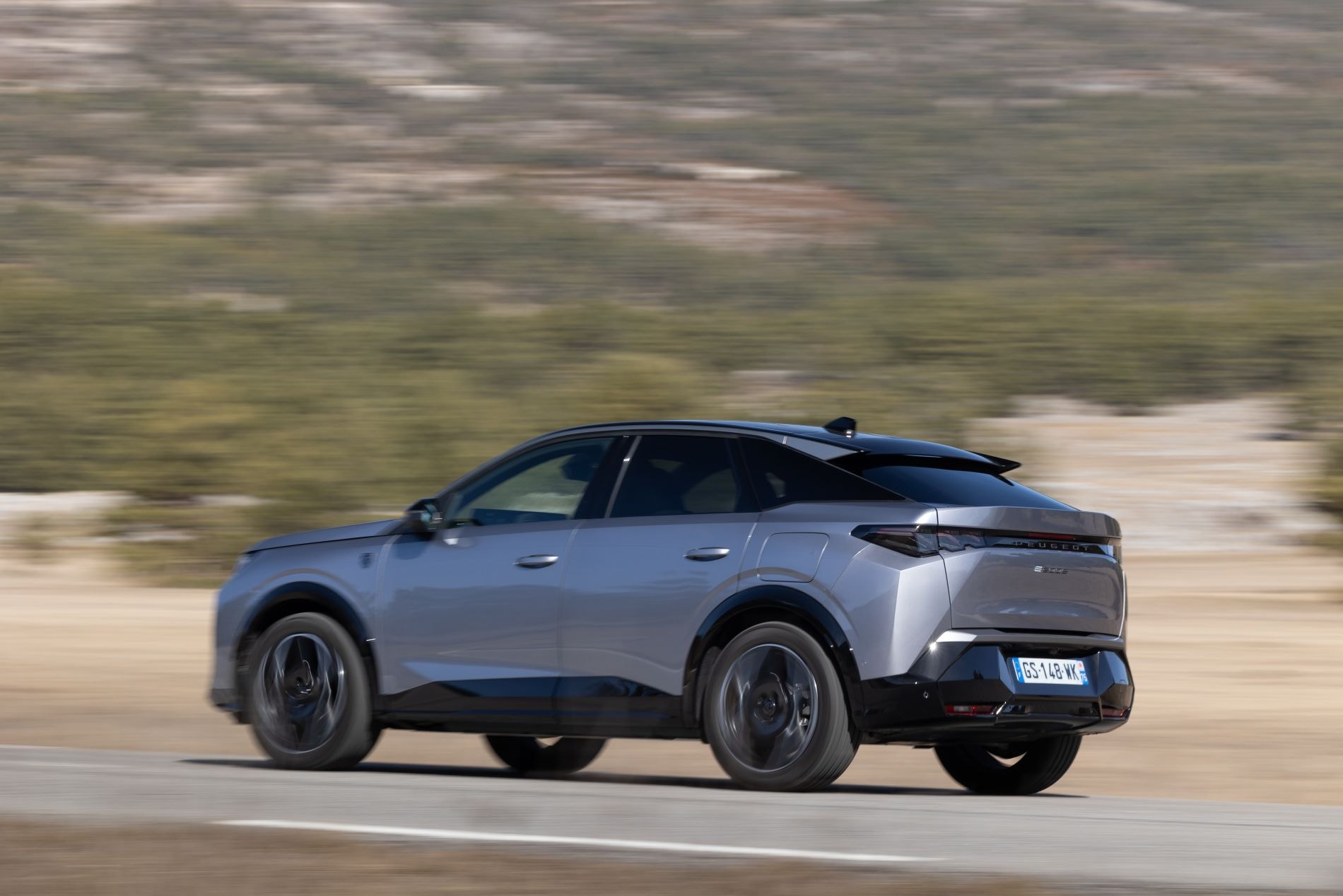 Diseño atractivo del Peugeot 3008 en un entorno natural.