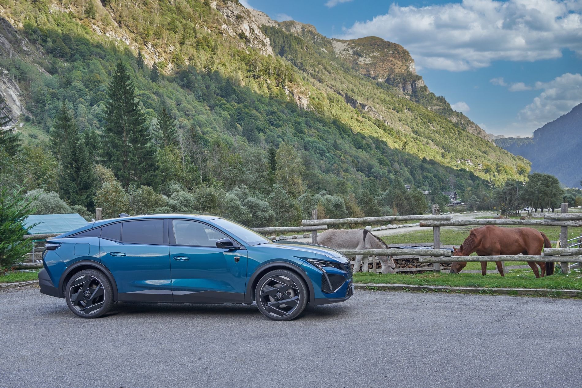 Interior del Peugeot 408 híbrido con asientos confortables y diseño ergonómico.