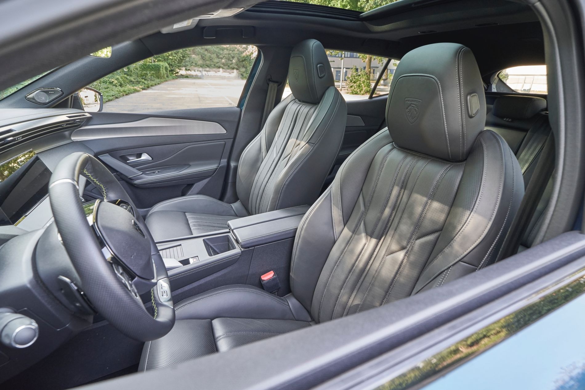 Visualización de varios Peugeot 408 híbridos, destacando su variedad y elegancia en un solo marco.