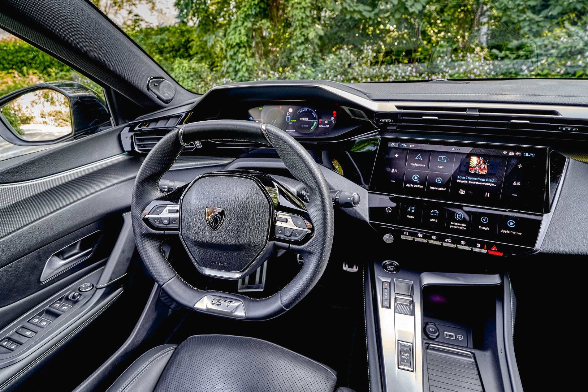 Primer plano del emblema de Peugeot en el volante, reflejando la calidad de los acabados.