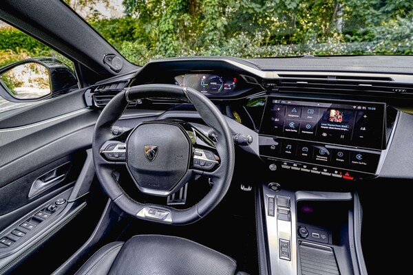 Primer plano del emblema de Peugeot en el volante, reflejando la calidad de los acabados. Primer plano del emblema de Peugeot en el volante, reflejando la calidad de los acabados.
