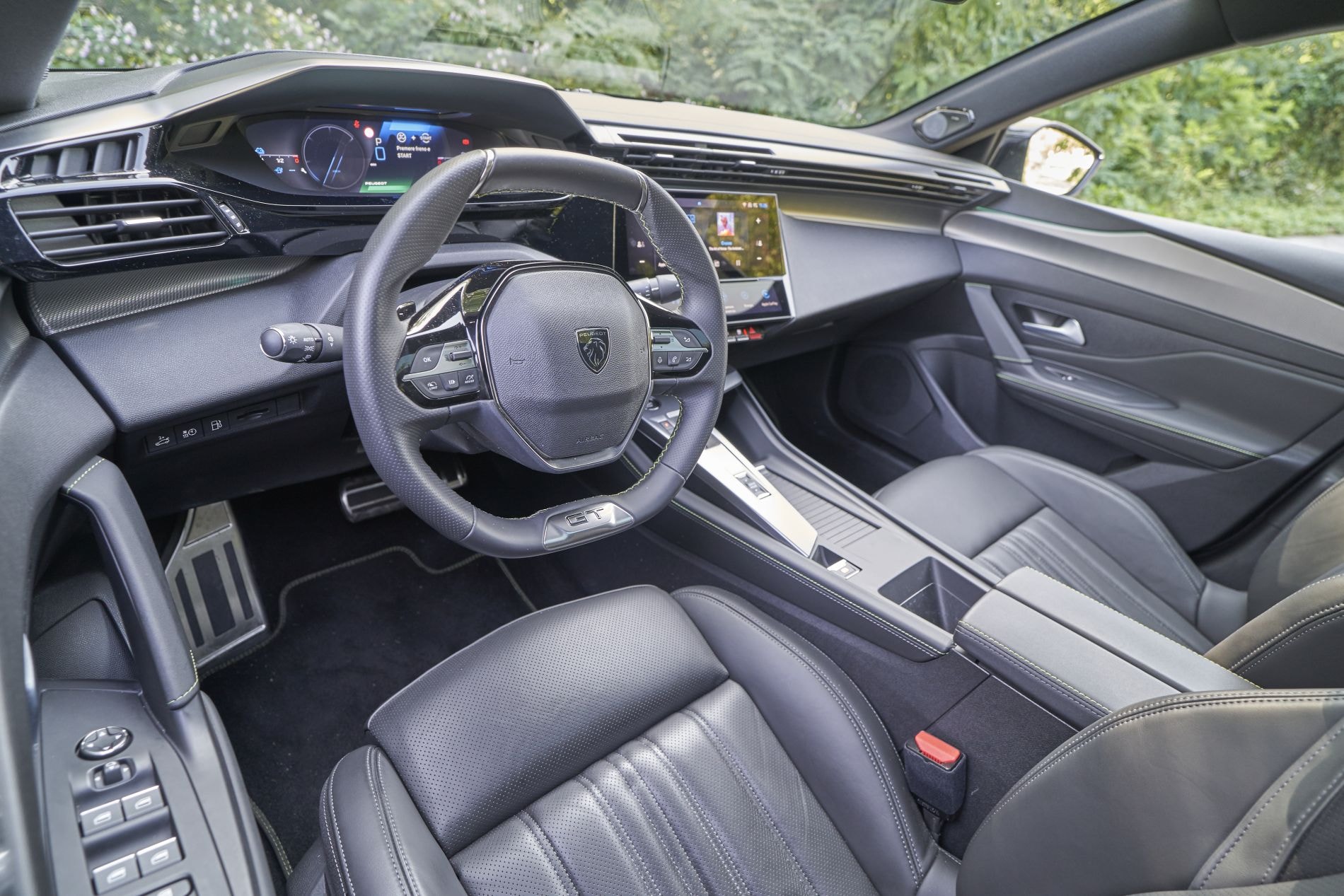 Asientos traseros del Peugeot 408 Híbrido, con diseño moderno.