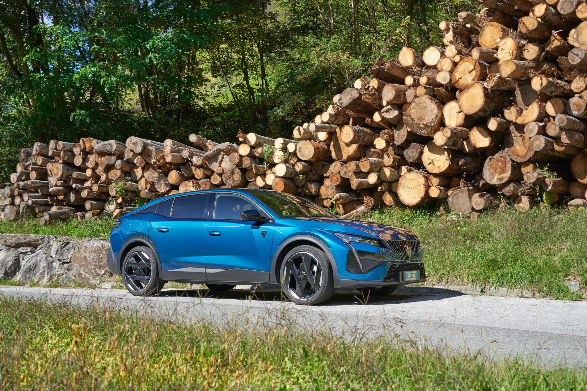 Diseño frontal del Peugeot 408 híbrido, destacando su elegancia y tecnología.