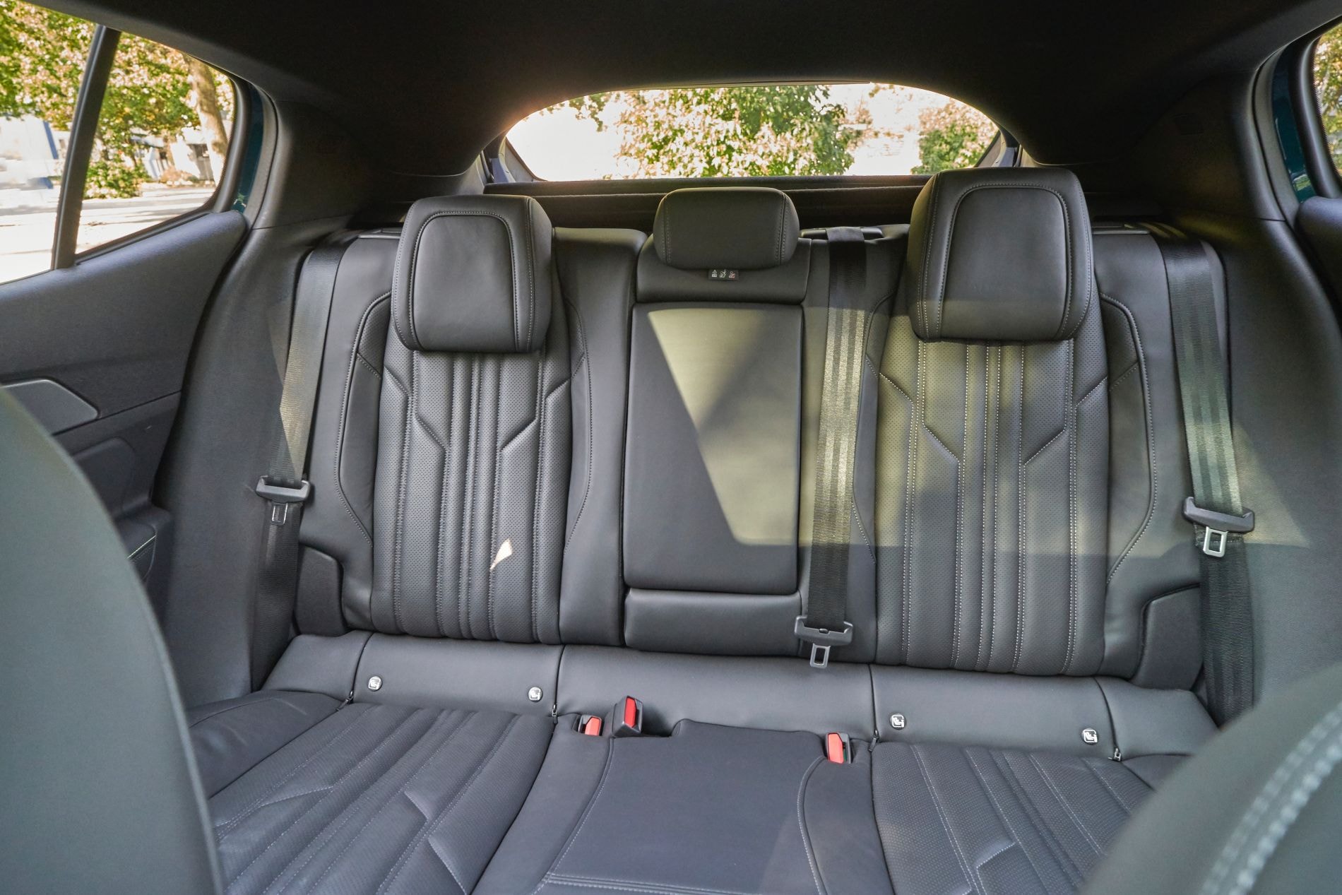 Vista frontal del Peugeot 408 Híbrido en un entorno natural.