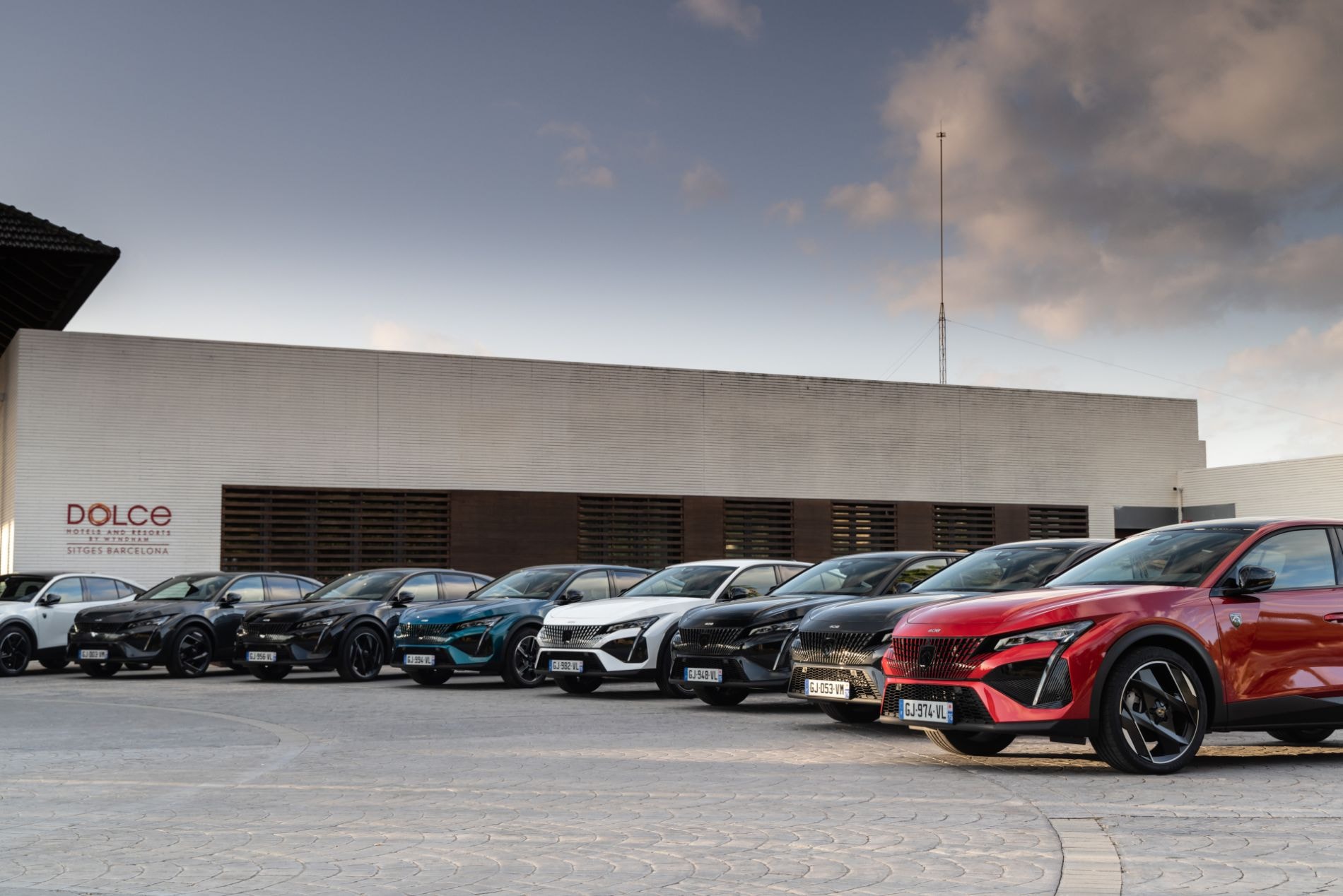 Vista lateral del Peugeot 408 híbrido en un entorno natural.