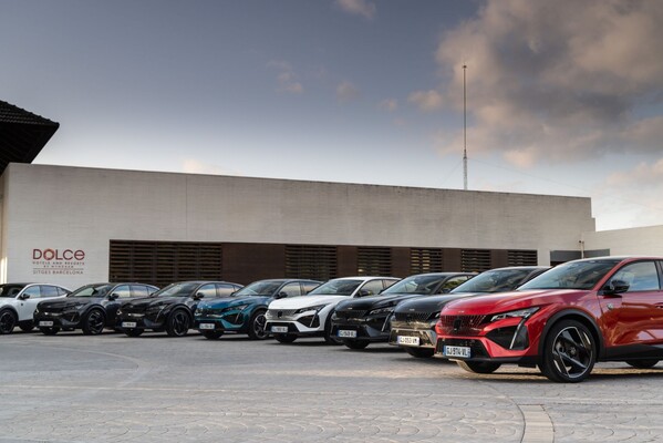 Vista lateral del Peugeot 408 híbrido en un entorno natural. Vista lateral del Peugeot 408 híbrido en un entorno natural.