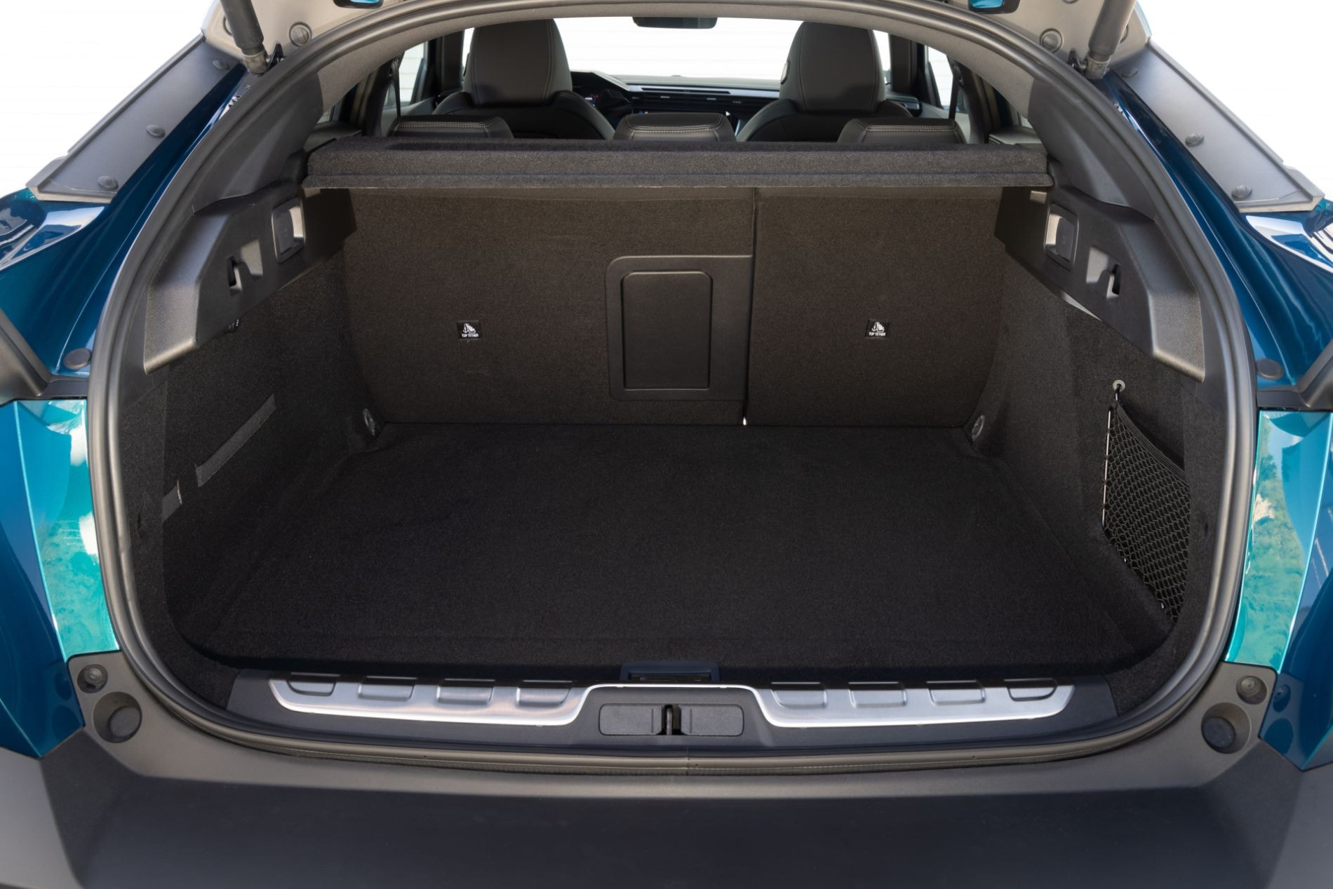 Parcial del Peugeot 408 híbrido que muestra sus líneas modernas.