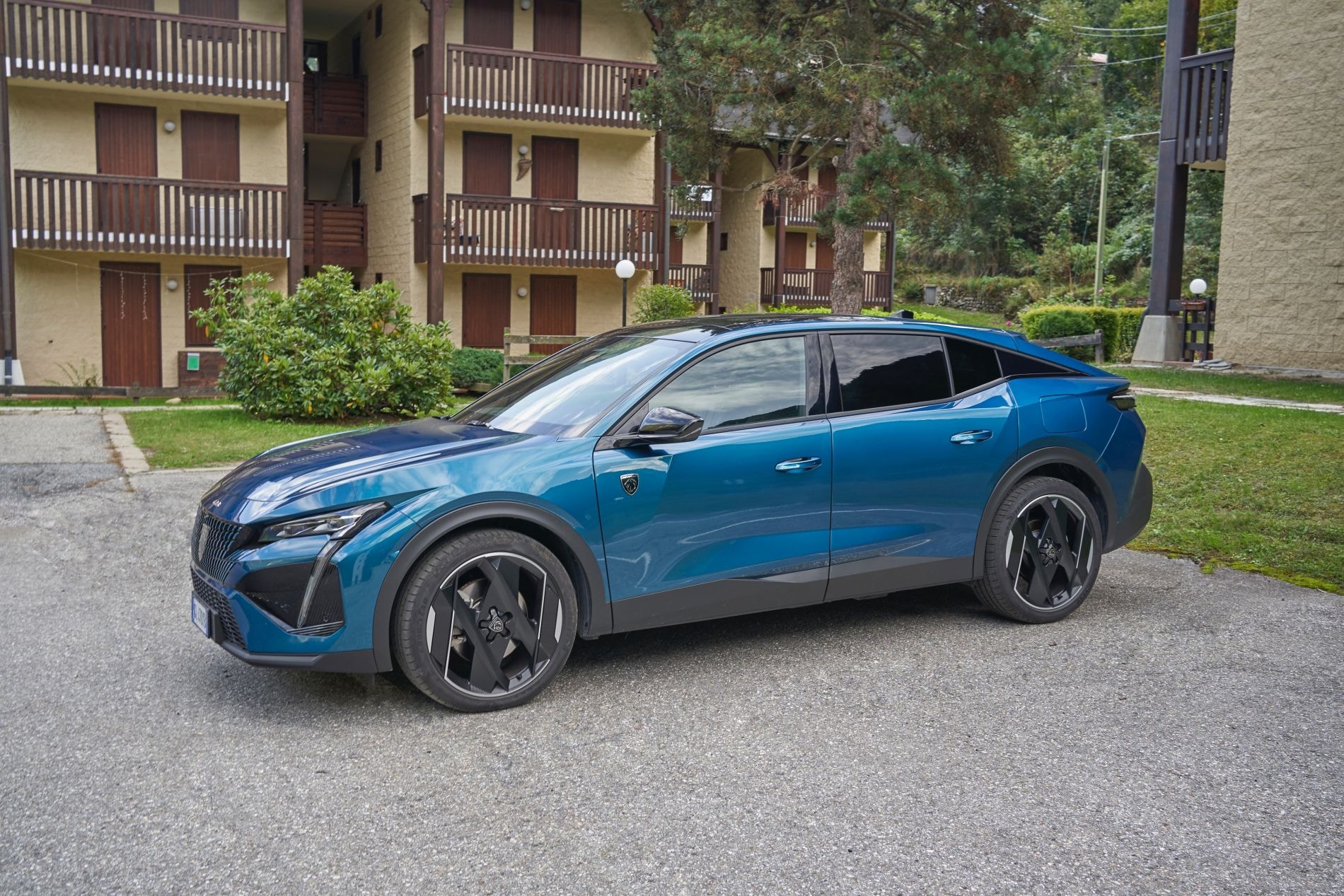 Vista frontal del Peugeot 408 Híbrido, destacando su elegante parrilla.