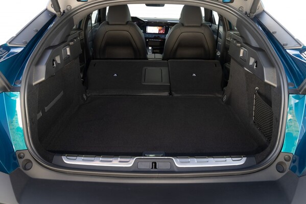 Vista de los asientos delanteros, con tapicería elegante. Vista de los asientos delanteros, con tapicería elegante.