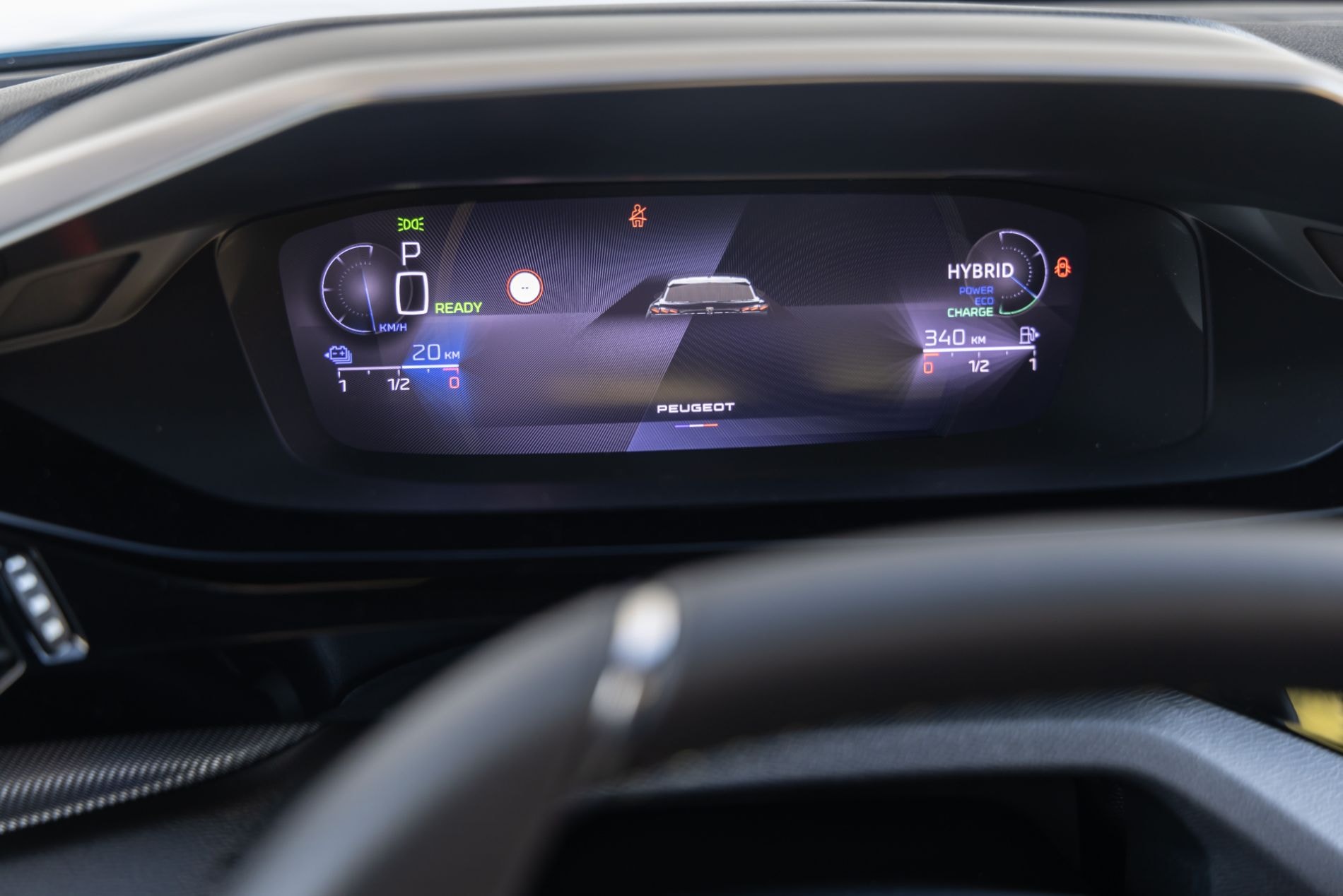 Vista del volante del Peugeot 408 híbrido, con mandos intuitivos.