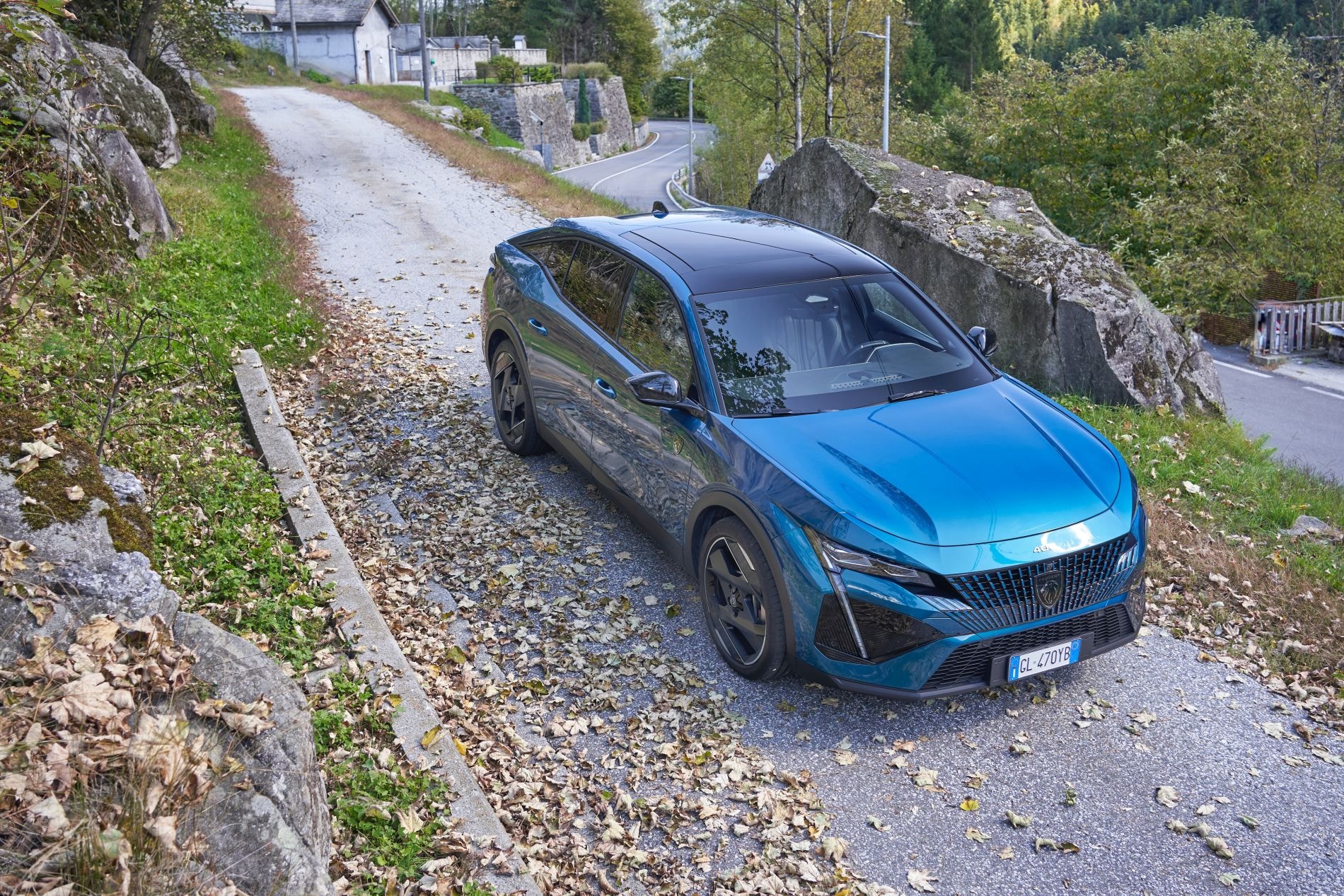 Interior del Peugeot 408 Híbrido, con mandos intuitivos.