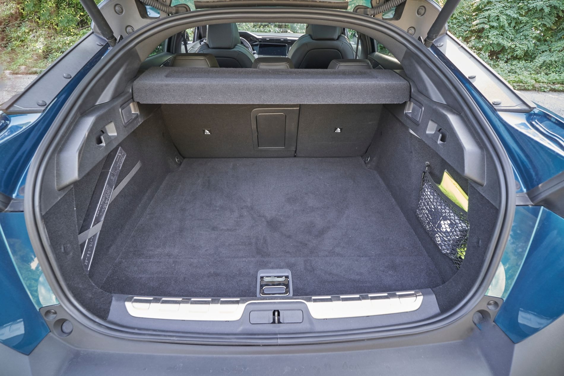 Perfil lateral del Peugeot 408 Híbrido, mostrando su diseño aerodinámico.