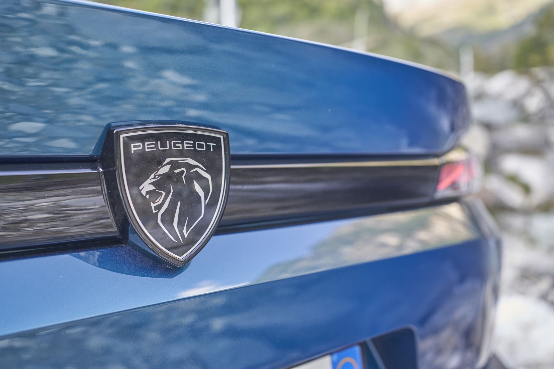 Logotipo distintivo del Peugeot 408 híbrido en su parte trasera.