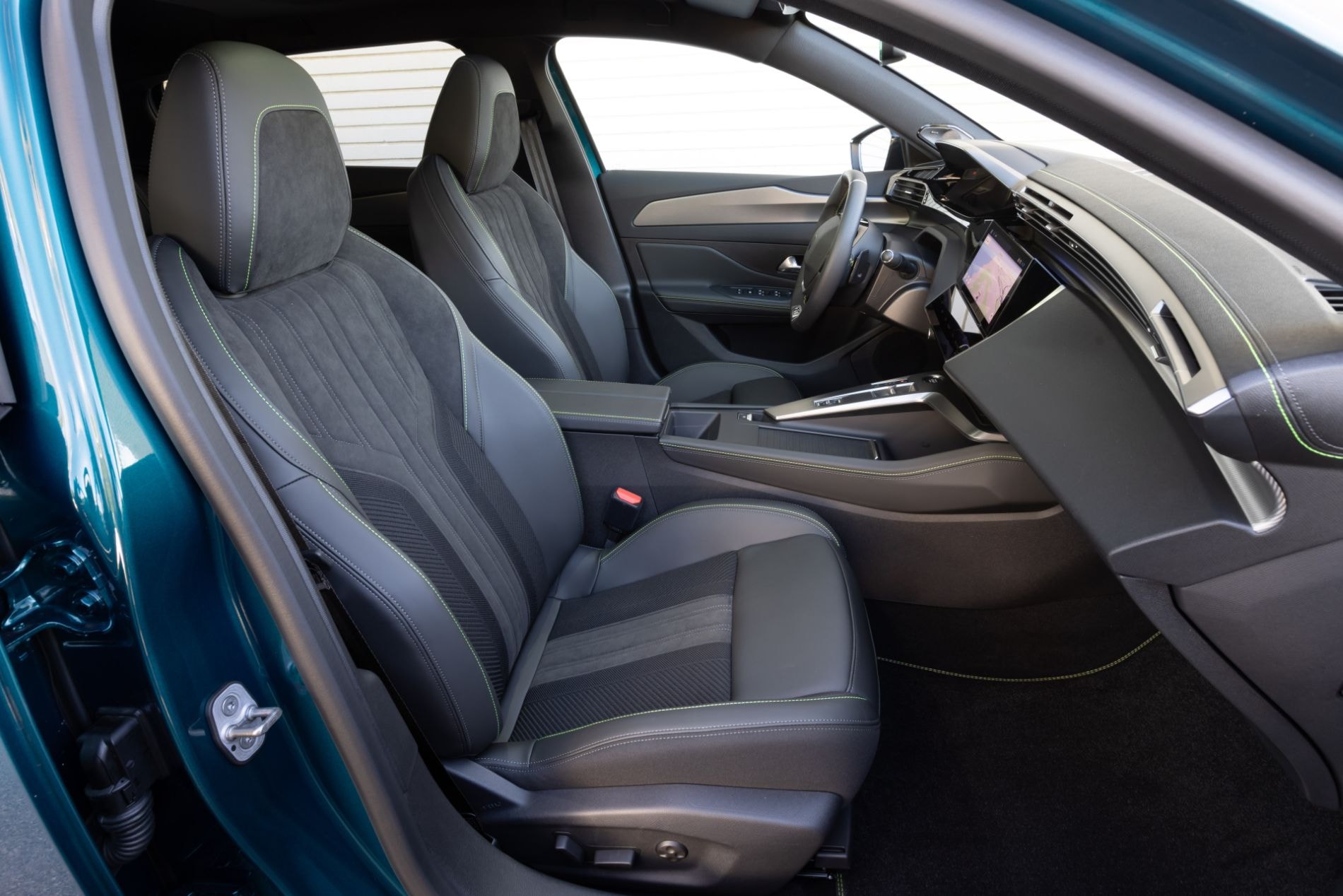 Espacioso maletero del Peugeot 408 híbrido, ideal para viajes.