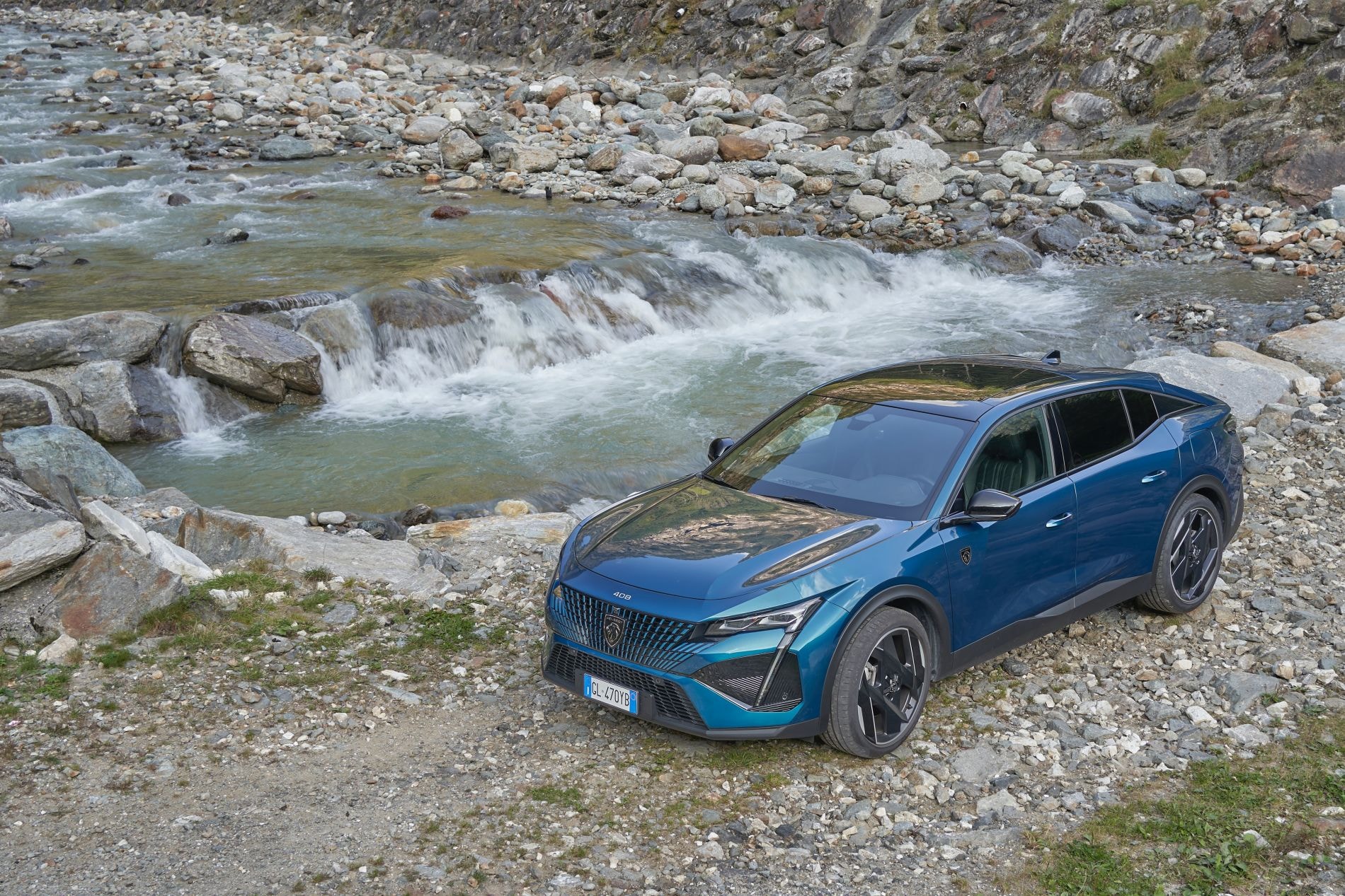 Maletero del Peugeot 408 Híbrido, con amplio espacio de carga.