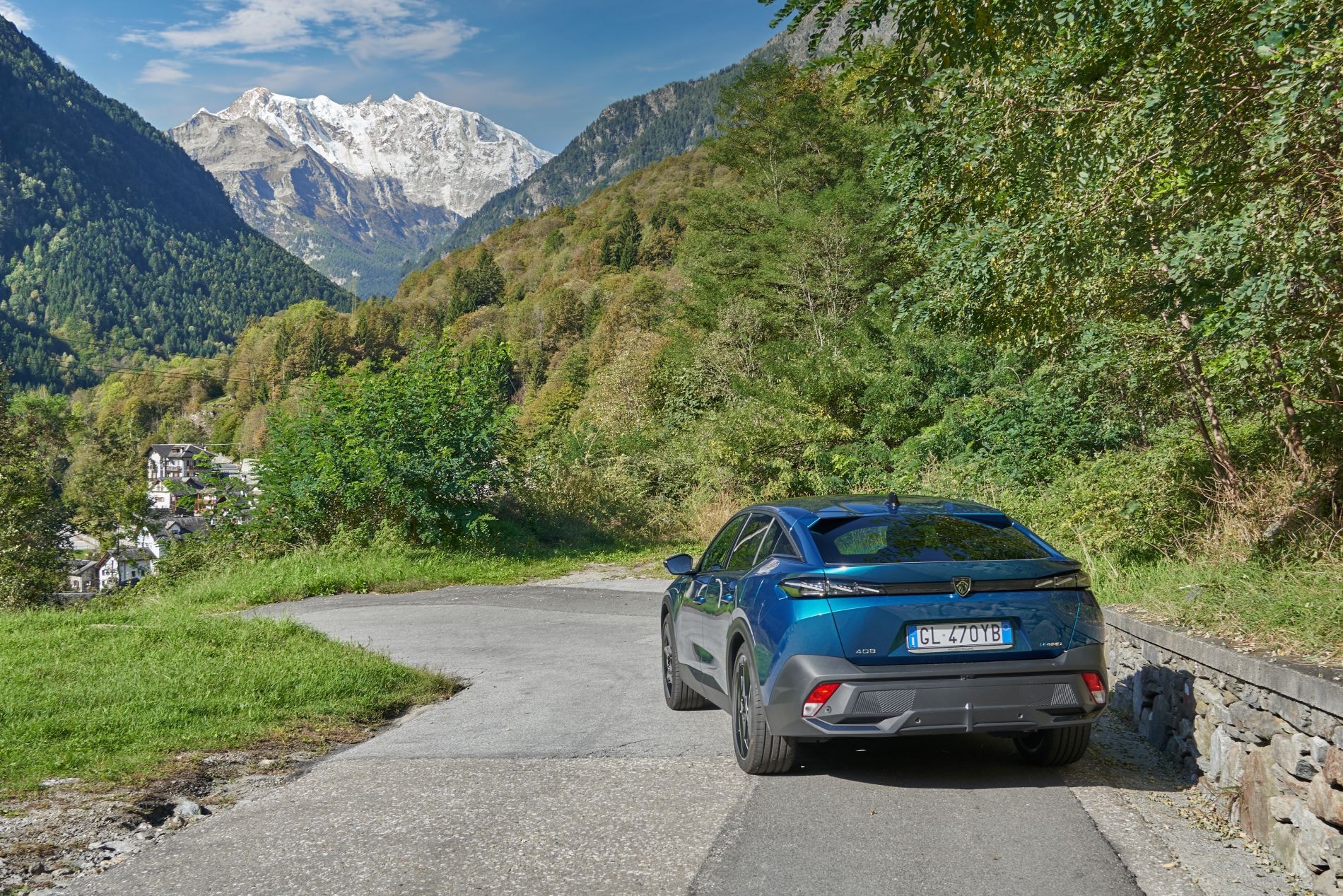 Peugeot 408 Híbrido en un entorno campestre junto al río.