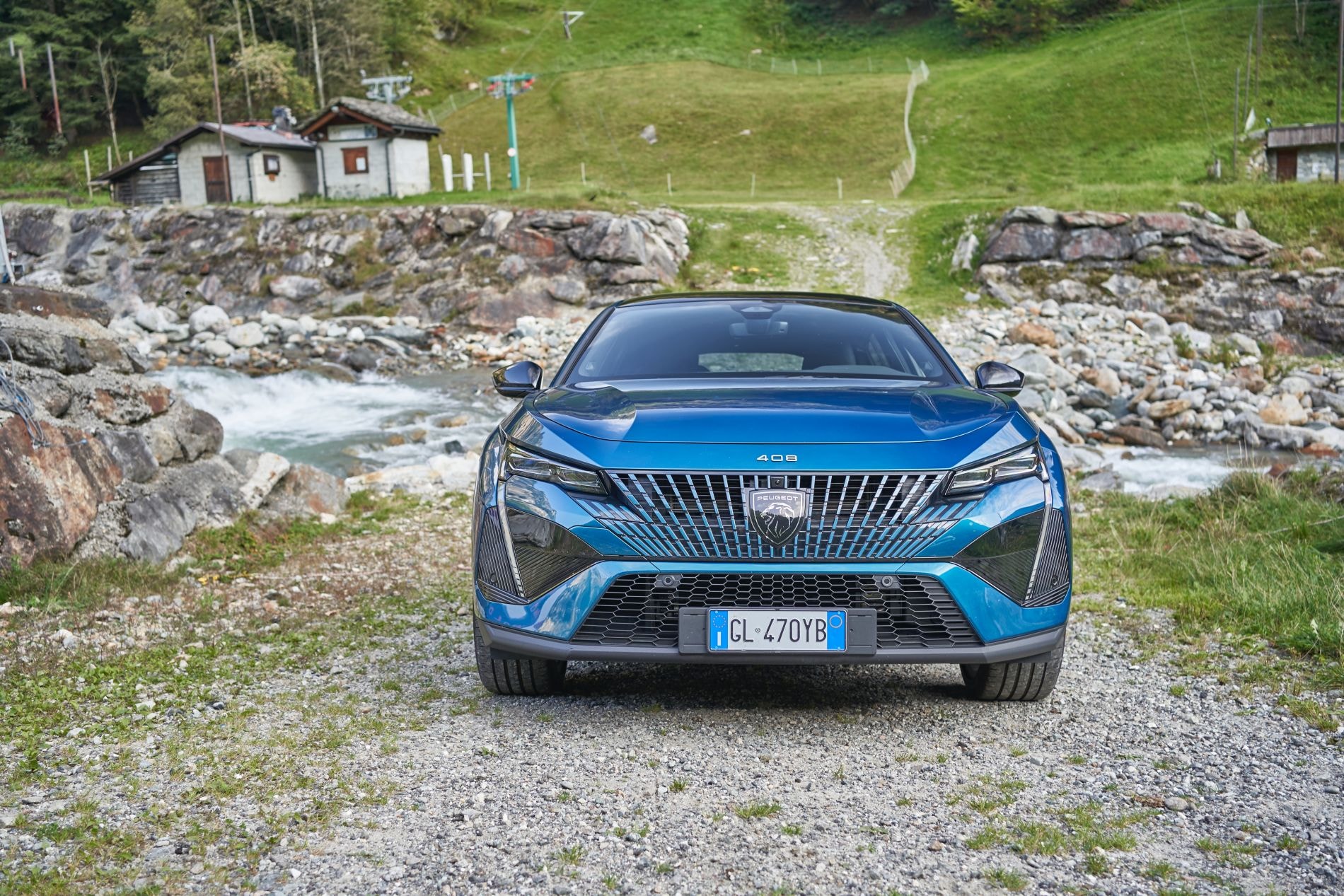 Vista trasera del Peugeot 408 Híbrido con logotipo emblemático.