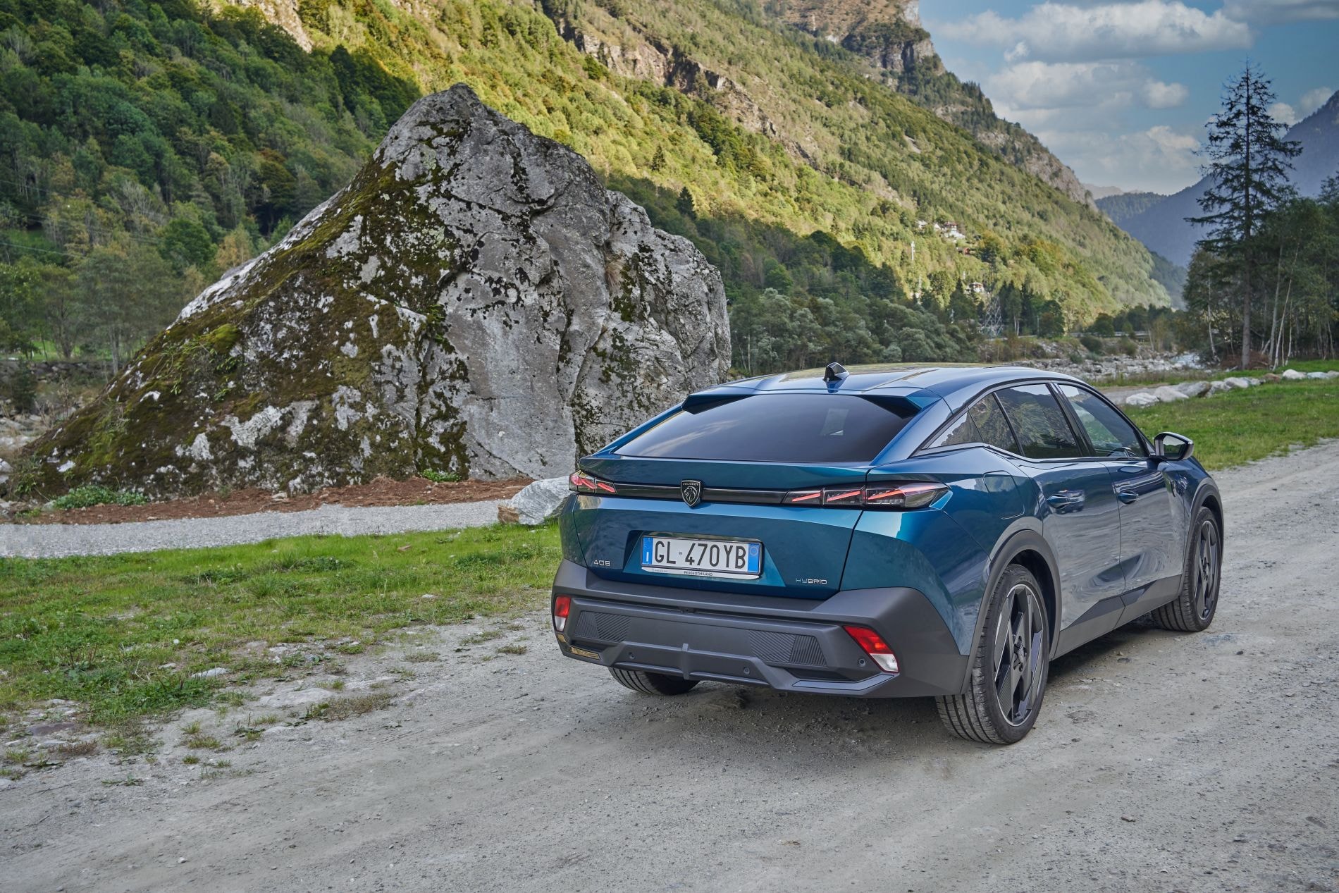Visión general del tablero de instrumentos del Peugeot 408, resaltando su tecnología avanzada.