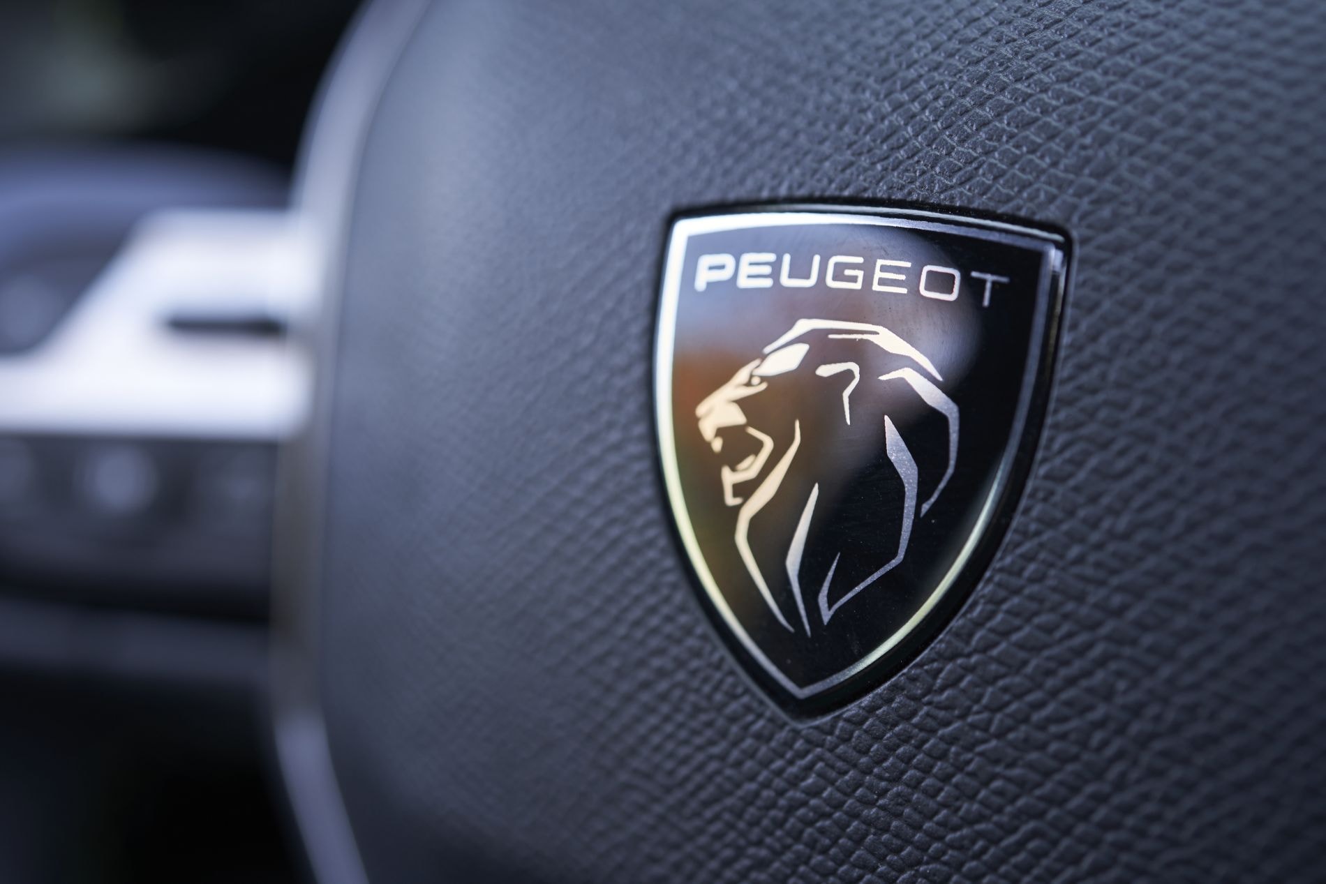 Comparativa visual de dos Peugeot 408 híbridos resaltando su diseño moderno.