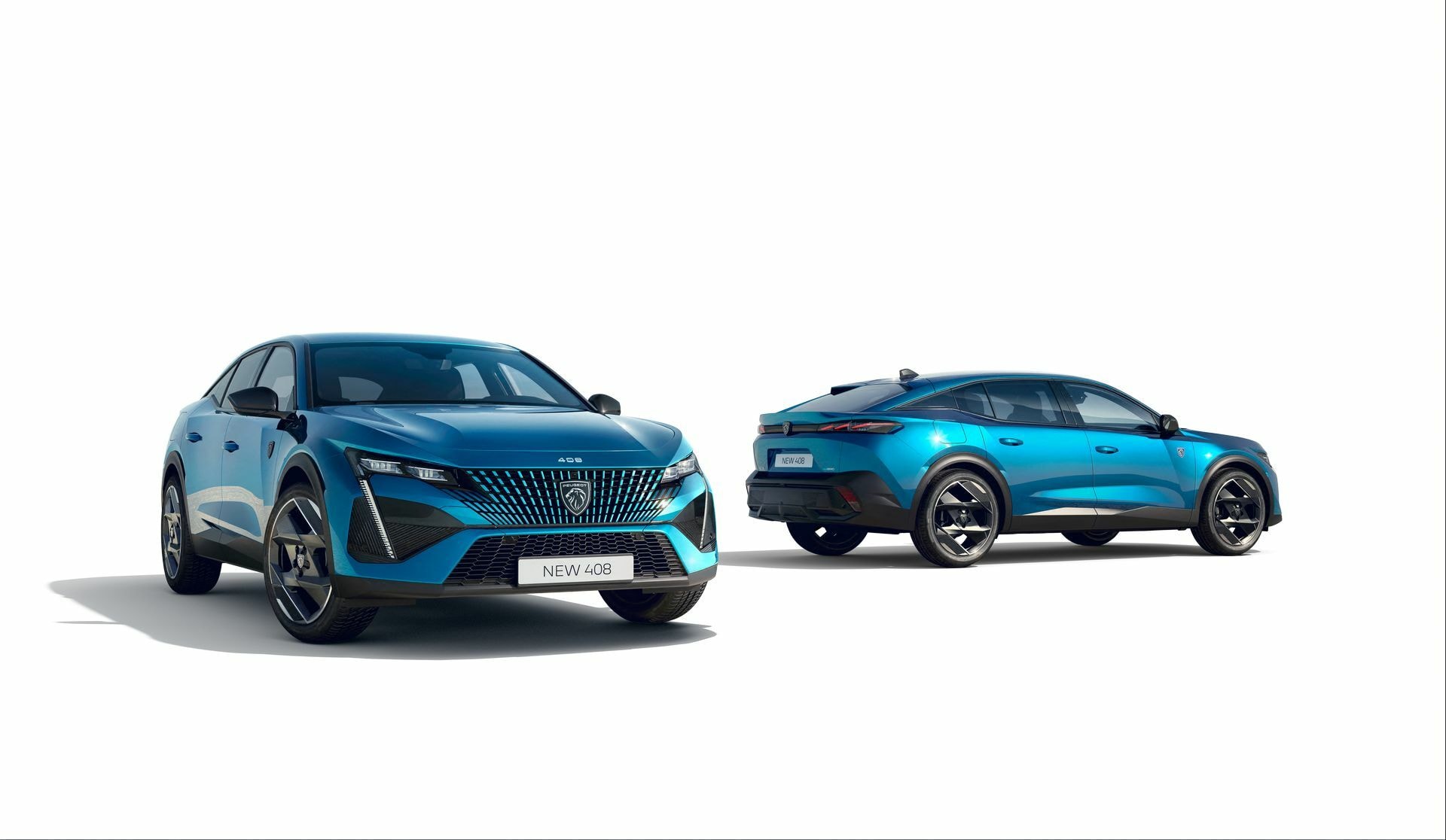 Dos perspectivas del Peugeot 408, una frontal y otra lateral, para apreciar sus proporciones.