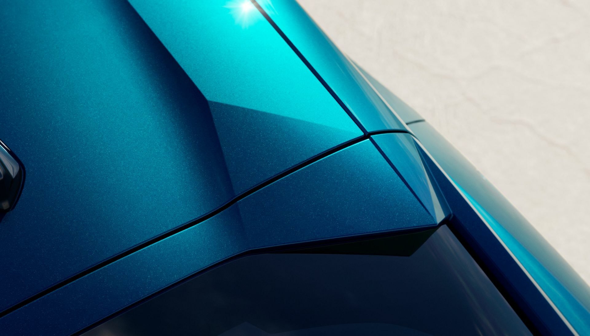 Primer plano de la unión del techo y puerta del Peugeot 408, detalle de diseño.